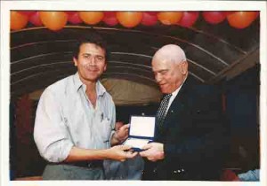 Comemoração 70 anos do Sindicato. E/D: presidente Miguel Correia (2000-03) e  diretor Darcy Leite (pré.-68). dia 26 de outubro 2001 foto: Beto Oliveira/ Lumen