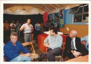 Comemoração 70 anos do Sindicato. E/D: ex-presidente Marlos Guedes (97/2000), presidente Miguel Correia (2000-03 de pé), ex-presidente Roberto Leandro (91-94), diretor Darcy Leite (pré.-68). dia 26 de outubro 2001 foto: Beto Oliveira/ Lumen