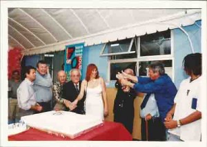 Comemoração 70 anos do Sindicato. E/D: Miguel Correia (2000-03), Roberto Leandro (91-94), Gilberto Azevedo (59-61 a pagando a vela), Marlos Guedes (97-2000) Milton Persivo (51-53), Darcy Leite (pré.-68), Irineu Nascimento (sócio fundador) e  Aganjur (filho de Marcus Pereira 88-90). dia 26 de outubro 2001 foto: Beto Oliveira/ Lumen