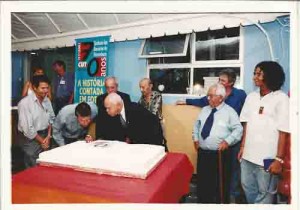 Comemoração 70 anos do Sindicato. Diretores Homenageados: Miguel Correia (2000-03), Roberto Leandro (91-94), Gilberto Azevedo (59-61), Marlos Guedes (97-2000) Milton Persivo (51-53), Darcy Leite (pré.-68), Irineu Nascimento (sócio fundador) e  Aganjur (filho de Marcus Pereira 88-90). dia 26 de outubro 2001 foto: Beto Oliveira/ Lumen