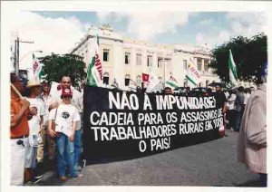 Caso Margarida Alves (líder Camponesa) protestos no dia do julgamento pelo seu assassinato, sindicalistas e trabalhadores unidos contra impunidade. Local: Campina Grande – PB dia: 11/06/2001