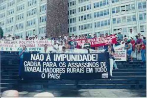 Protesto em frente ao prédio da Sudene(Pela reforma agrária e contra a impunidade dos assassinos de trabalhadores rurais) - 2001