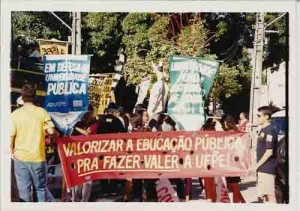 Protesto dos Servidores Federais – Enterro do presidente FHC – 07/11/2001(Foto: Ivaldo Bezerra)