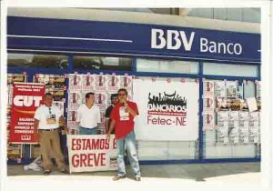 Campanha salarial 2001 greve BBV Boa Viagem ao microfone Solaney, diretor do sindicato; atrás, os diretores Sivaldo e Írio. Ao centro. Alexandre, func. Do SEEC 02/10/01 Beto Oliveira/ Lumen