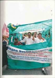 8º Grito dos excluídos – Soberania não se Negocia. Prefeito do recife, João paulo, entre dosi adolescentes data: 07/09/2002 Foto: Beto Oliveira/Lumen