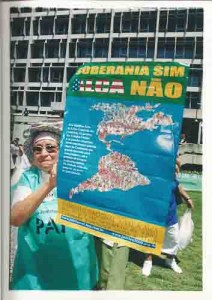 8º Grito dos excluídos – Soberania não se Negocia. Senhora protesta contra a Alca com o cartaz do Plebiscito data: 07/09/2002 Foto: Beto Oliveira/Lumen
