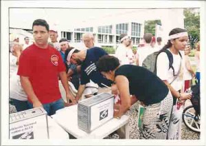 8º Grito dos excluídos – Soberania não se Negocia. Wellngton Correia (vermelho) colhe voto para o Plebiscito Nacional da ALCA data: 07/09/2002 Foto: Beto Oliveira/Lumen