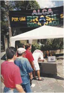 Plebiscito Contra a ALCA Sindicato monta barraca para coleta de votos data: 05.09.2002 Foto: Beto Oliveira/ Lumen