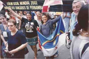 Fórum Social Mundial 2002 Sindicato dos bancários de Pernambuco – Diretoras do SEEC/PE ao centro (esq. P/ dir.): Suzineide e Vera Cysneiros. Marcha pela Paz