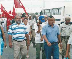 Protesto em Petrolina – fechamneto da ponte pelo Movimento de Pequenos Trabalhadores (Contra mudanças na CLT e retirada de direitos trabalhistas) 20/03/2002