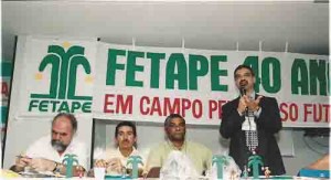 Festa de Comemoração dos 40 anos da FETAPE – E/D: Michel Zaidan (Cientista Político), Manoel Santos (camisa verde – pres. CONTAG) e Humberto Costa (PT). 2002. Ivaldo/Lumen