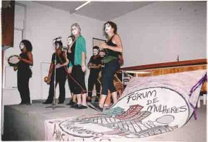 Homenagens e protestos – Dia Internacional da Mulher – no auditório do Sindicato o grupo as Loucas da Pedra Lilás 8 de março/2002 - Lumen