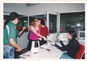 Homenagens e protestos – Dia Internacional da Mulher. Bancárias sõa com música, rosas e cartões. Diretores – D/E: jaqueline (blusa lilás) e Leonardo. 8 de março/2002 - Lumen