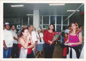 Comemoração do Dia da Mulher: bancárias recebem cartões e rosas ao som de violinos. Primeira semana de março de 2002. foto: Ivaldo Bezerra/ Lumen