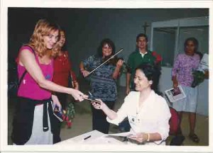 Comemoração do Dia da Mulher: bancárias recebem cartões e rosas ao som de violinos. Primeira semana de março de 2002. foto: Ivaldo Bezerra/ Lumen