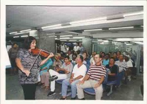 Comemoração do Dia da Mulher: bancárias recebem cartões e rosas ao som de violinos. Primeira semana de março de 2002. foto: Ivaldo Bezerra/ Lumen
