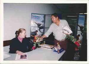 Comemoração do Dia da Mulher: bancárias recebem cartões e rosas ao som de violinos. Primeira semana de março de 2002. foto: Ivaldo Bezerra/ Lumen