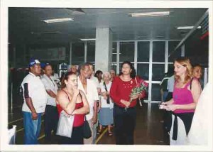Comemoração do Dia da Mulher: bancárias recebem cartões e rosas ao som de violinos. Primeira semana de março de 2002. foto: Ivaldo Bezerra/ Lumen