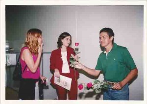 Comemoração do Dia da Mulher: bancárias recebem cartões e rosas ao som de violinos. Primeira semana de março de 2002. foto: Ivaldo Bezerra/ Lumen