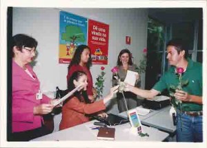 Comemoração do Dia da Mulher: bancárias recebem cartões e rosas ao som de violinos. Primeira semana de março de 2002. foto: Ivaldo Bezerra/ Lumen
