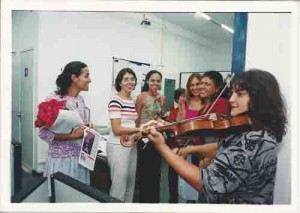 Comemoração do Dia da Mulher: bancárias recebem cartões e rosas ao som de violinos. Primeira semana de março de 2002. foto: Ivaldo Bezerra/ Lumen