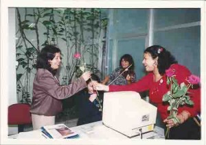 Comemoração do Dia da Mulher: bancárias recebem cartões e rosas ao som de violinos. Primeira semana de março de 2002. foto: Ivaldo Bezerra/ Lumen