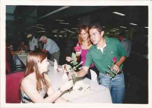 Comemoração do Dia da Mulher: bancárias recebem cartões e rosas ao som de violinos. Primeira semana de março de 2002. foto: Ivaldo Bezerra/ Lumen