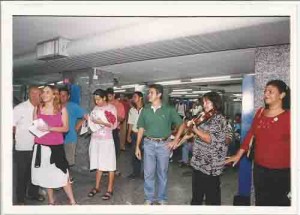 Comemoração do Dia da Mulher: bancárias recebem cartões e rosas ao som de violinos. Primeira semana de março de 2002. foto: Ivaldo Bezerra/ Lumen