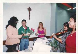 Comemoração do Dia da Mulher: bancárias recebem cartões e rosas ao som de violinos. Primeira semana de março de 2002. foto: Ivaldo Bezerra/ Lumen