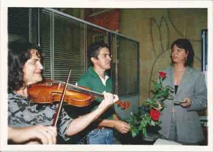 Comemoração do Dia da Mulher: bancárias recebem cartões e rosas ao som de violinos. Primeira semana de março de 2002. foto: Ivaldo Bezerra/ Lumen