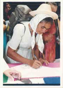 Lançamento do selo em homenagem à mulher – Parceria SOS Corpo e Correios. Trabalhadora Rural da FETAPE homenageada. 8 de março de 2002, no Geraldão. Foto: Beto Oliveira/ Lumen