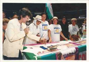 Lançamento do selo em homenagem à mulher – Parceria SOS Corpo e Correios. 8 de março de 2002, no Geraldão. Foto: Beto Oliveira/ Lumen