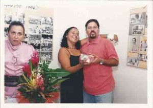 Café da manhã no Sindicato em homenagem à funcionárias e diretoras / 8 de março de 2002 – Tereza Souza, secretária geral, recebe presente de João Carlos, secretário de administração. Foto: Beto Oliveira - Lumen