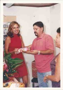 Café da manhã no Sindicato em homenagem à funcionárias e diretoras / 8 de março de 2002 Katty Giovanka, secretária da Mulher, recebe presente de João Carlos, secretário da administração. Foto: Beto Oliveira - Lumen