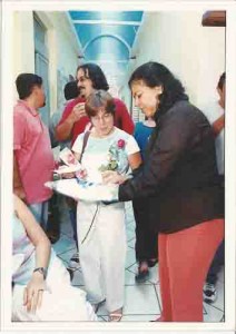 Café da manhã no Sindicato em homenagem à funcionárias e diretoras / 8 de março de 2002 Fabiana Coelho, jornalista, recebe presente de Suzineide Rodrigues, secretária de Finanças. Foto: Beto Oliveira - Lumen