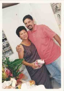 Café da manhã no Sindicato em homenagem à funcionárias e diretoras / 8 de março de 2002 – Elza, funcionária, recebe presente de João Carlos, secretário da administração. Foto: Beto Oliveira - Lumen