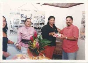 Café da manhã no Sindicato em homenagem à funcionárias e diretoras / 8 de março de 2002 – Suzineide Rodrigues, secretária de Finanças, recebe presente de João Carlos, secretário da administração. Foto: Beto Oliveira - Lumen
