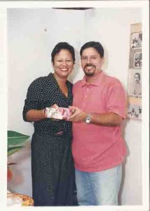 Café da manhã no Sindicato em homenagem à funcionárias e diretoras / 8 de março de 2002 – Teresinha Santiago, diretora, recebe presente de João Carlos, secretário da administração. Foto: Beto Oliveira - Lumen