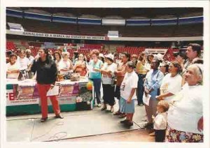 Lançamento do selo em homenagem à mulher – Parceria SOS Corpo e Correios. Suzineide Rodrigues – secretária de Finanças do Sindicato – representa a CUT. 8 de março de 2002, no Geraldão. Foto: Beto Oliveira/ Lumen
