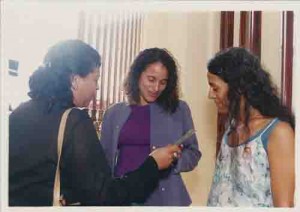 Lançamento da Conferência Municipal da Mulher, no teatro do parque. Luciana Santos, prefeita de Olinda, Suzineide Rodrigues, secretária de Finanças do SEEC, e Rosineide, funcionária do SEEC. 8 de março de 2002. Foto: Beto Oliveira/ Lumen