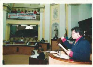 Protesto na Câmara contra outorga do título de cidadão pernambucano ao presidente da Caixa, Emilio Carazzai 21 de março de 2002 foto: Beto Oliveira/Lumen