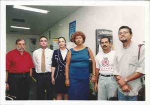 Reintegração da funcionária lesionada Jovina Aragão, do Unibanco (no centro) pelos diretores do SEEC e advogada. 21/06/2002 foto: Ivaldo bezerra /Lumen