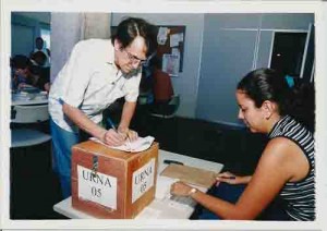 Votação do balanço financeiro e previsão orçamentária 2002 – 15/maio/2002 (Foto: Ivaldo Bezerra/Lumen)