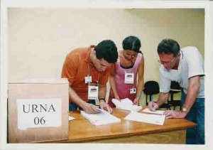 Votação do balanço financeiro e previsão orçamentária 2002 – 15/maio/2002 (Foto: Ivaldo Bezerra/Lumen) APURAÇÃO