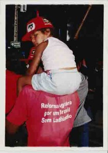 Criança Sem Terra, durante passeata contra a Alca. Av Conde da Boa Vista – Recife/PE – 26/04/2002(Foto: Alexandre Albuquerque/Lumen)