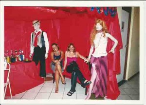 Sexta Básica Tereza Sousa e Jaqueline Mello em Exposição de Benil Lustosa – març/2002(Foto: Beto Oliveira/Lumen)