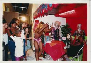 Sexta Básica Performace em Abertura da exposição de Benil Lustosa– març/2002(Foto: Beto Oliveira/Lumen)