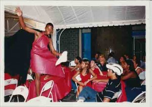 Sexta Básica Performace em Abertura da exposição de Benil Lustosa– març/2002(Foto: Beto Oliveira/Lumen)