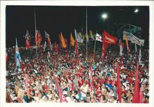 Comicio de Luiz Inácio Lula da Silva – candidato a presidente da Frente de esquerda. Panorama da multidão presente. local: Marco Zero/ Recife Antigo data: 31/07/2002 foto: Ivaldo Bezerra/ Lumen