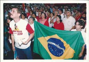 Comicio de Luiz Inácio Lula da Silva – candidato a presidente da Frente de esquerda. Público atento aos discursos dos candidatos. local: Marco Zero/ Recife Antigo data: 31/07/2002 foto: Ivaldo Bezerra/ Lumen